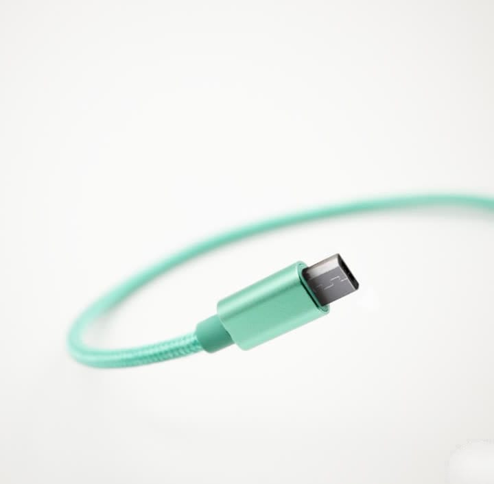 Cable Micro USB Verde | Carga Rápida y Durabilidad